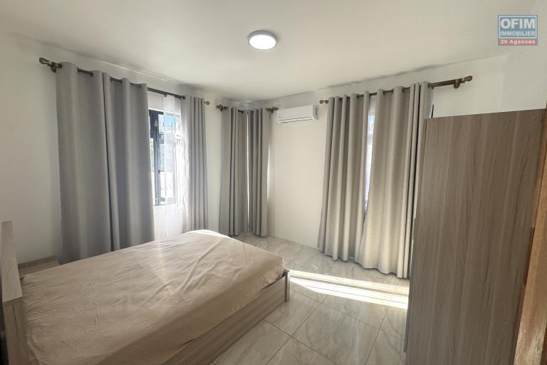 Flic en Flac à louer récent appartement 2 chambres avec piscine commune situé dans un quartier résidentiel et calme.