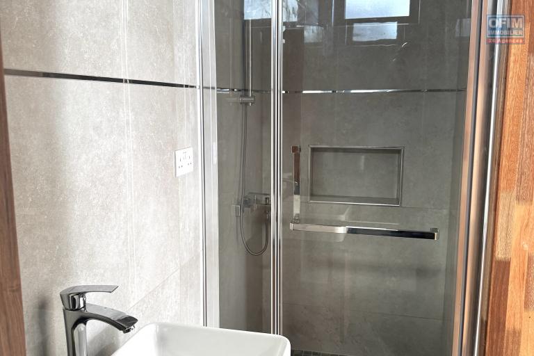 Flic en Flac à louer récent appartement 2 chambres avec piscine commune situé dans un quartier résidentiel et calme.