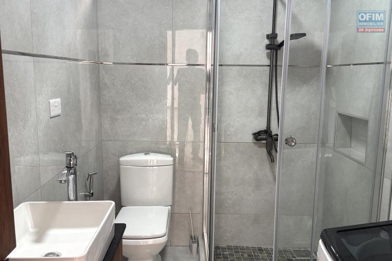 Flic en Flac à louer récent appartement 2 chambres avec piscine commune situé dans un quartier résidentiel et calme.