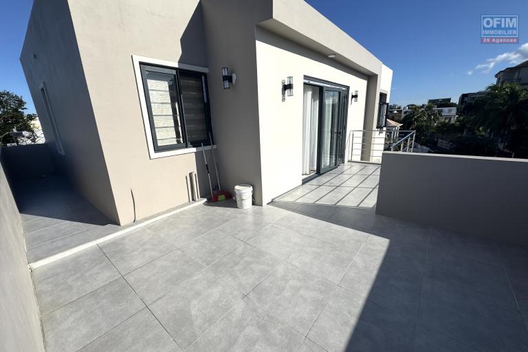 Flic en Flac à louer récent appartement 3 chambres avec piscine commune situé aux deuxième étages dans un quartier résidentiel et calme.