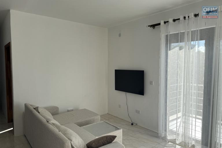 Flic en Flac à louer récent appartement 3 chambres avec piscine commune situé aux deuxième étages dans un quartier résidentiel et calme.
