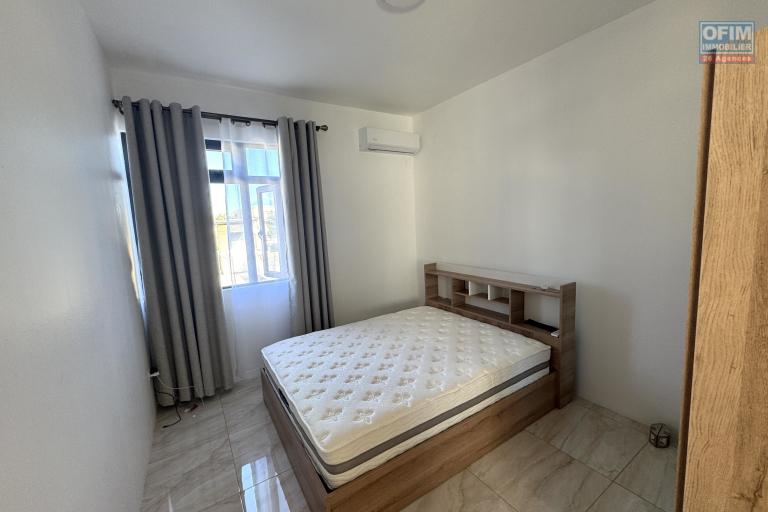 Flic en Flac à louer récent appartement 3 chambres avec piscine commune situé aux deuxième étages dans un quartier résidentiel et calme.