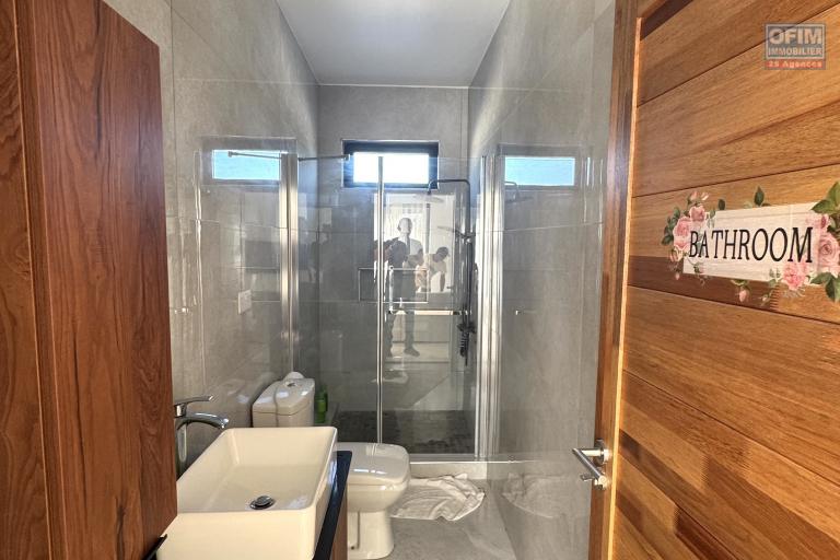 Flic en Flac à louer récent appartement 3 chambres avec piscine commune situé aux deuxième étages dans un quartier résidentiel et calme.