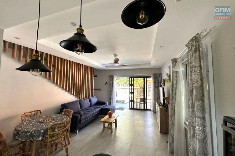  Flic En Flac à vendre triplex 4 chambres idéalement situé au calme avec piscine à 3 minutes à pieds de la plage.