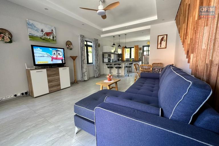  Flic En Flac à vendre triplex 4 chambres idéalement situé au calme avec piscine à 3 minutes à pieds de la plage.