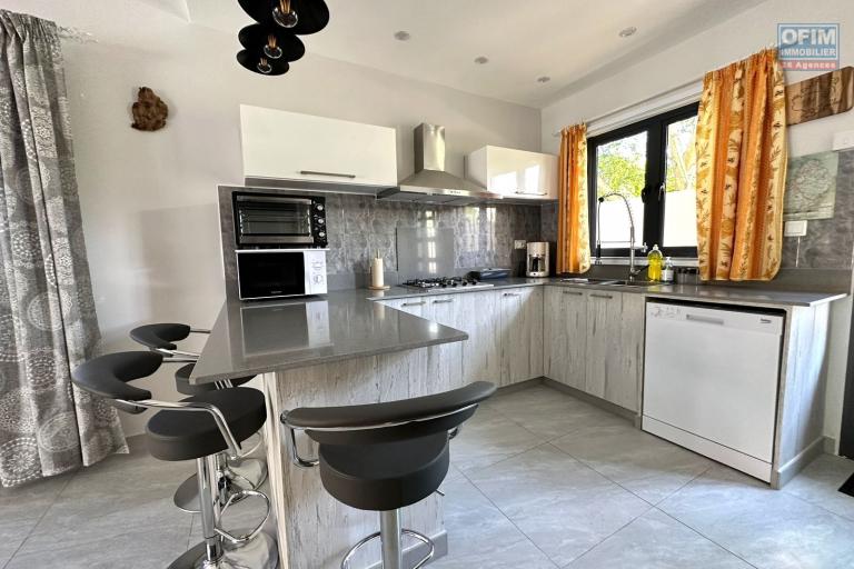  Flic En Flac à vendre triplex 4 chambres idéalement situé au calme avec piscine à 3 minutes à pieds de la plage.