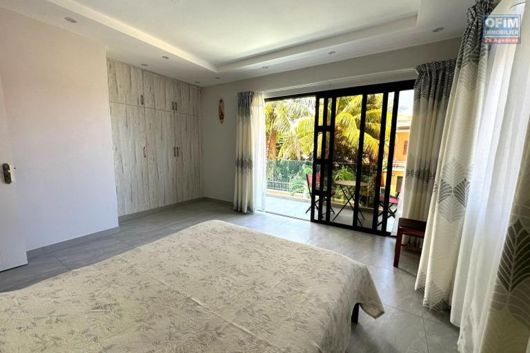  Flic En Flac à vendre triplex 4 chambres idéalement situé au calme avec piscine à 3 minutes à pieds de la plage.