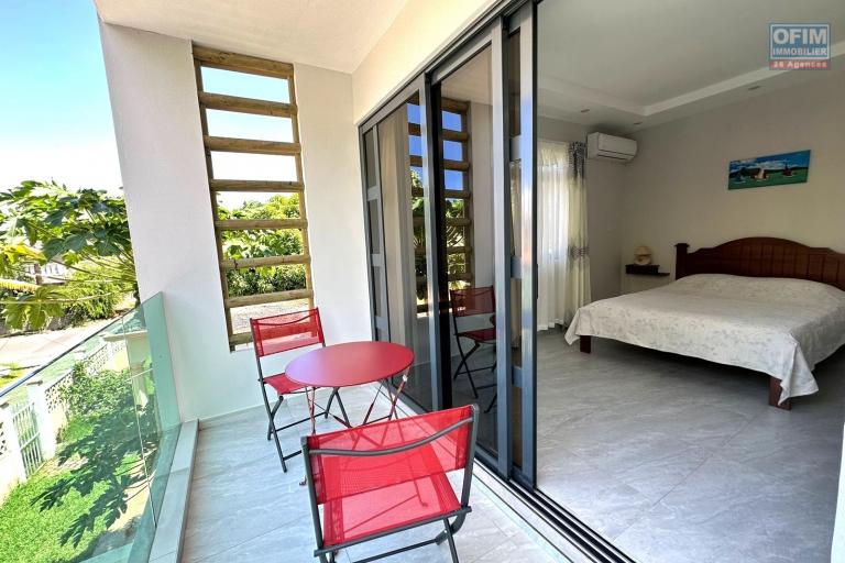  Flic En Flac à vendre triplex 4 chambres idéalement situé au calme avec piscine à 3 minutes à pieds de la plage.