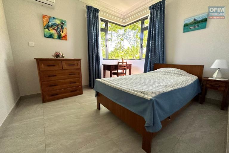  Flic En Flac à vendre triplex 4 chambres idéalement situé au calme avec piscine à 3 minutes à pieds de la plage.