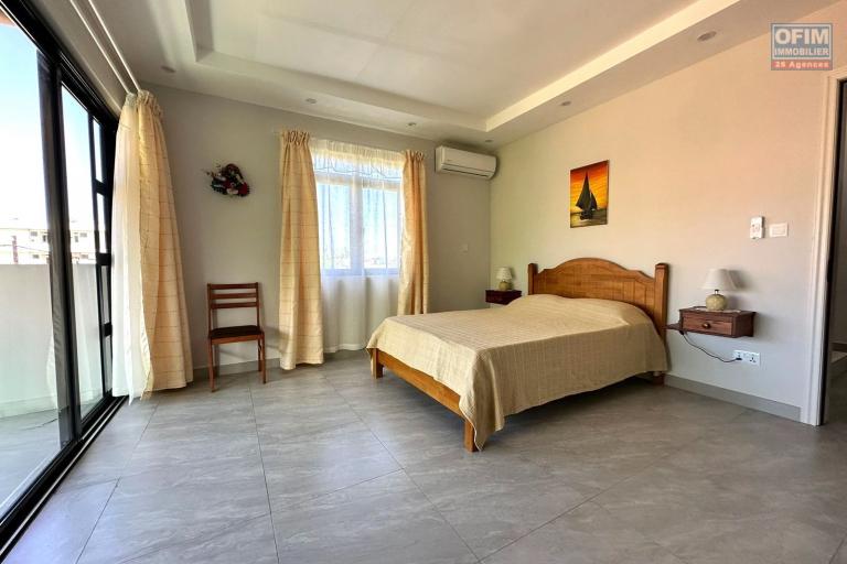  Flic En Flac à vendre triplex 4 chambres idéalement situé au calme avec piscine à 3 minutes à pieds de la plage.