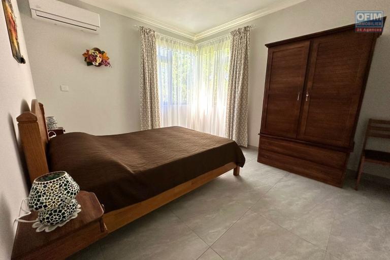  Flic En Flac à vendre triplex 4 chambres idéalement situé au calme avec piscine à 3 minutes à pieds de la plage.