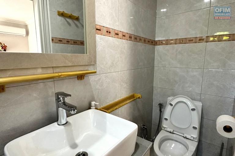  Flic En Flac à vendre triplex 4 chambres idéalement situé au calme avec piscine à 3 minutes à pieds de la plage.