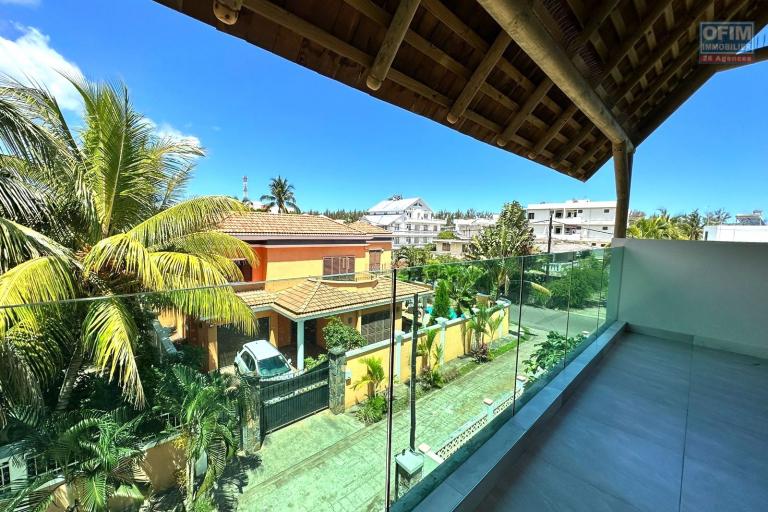 Flic En Flac à vendre triplex 4 chambres idéalement situé au calme avec piscine à 3 minutes à pieds de la plage.