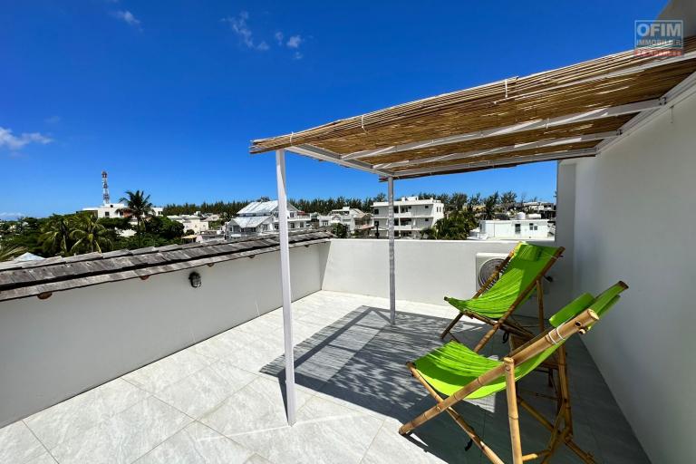  Flic En Flac à vendre triplex 4 chambres idéalement situé au calme avec piscine à 3 minutes à pieds de la plage.