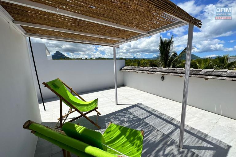  Flic En Flac à vendre triplex 4 chambres idéalement situé au calme avec piscine à 3 minutes à pieds de la plage.