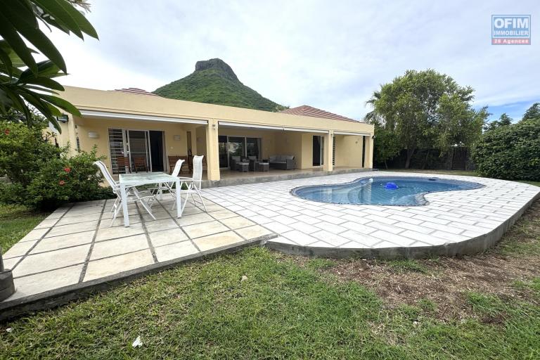  Tamarin à louer grande villa 3 chambres, 1 bureau, une piscine et un garage située dans un domaine sécurisé au calme.