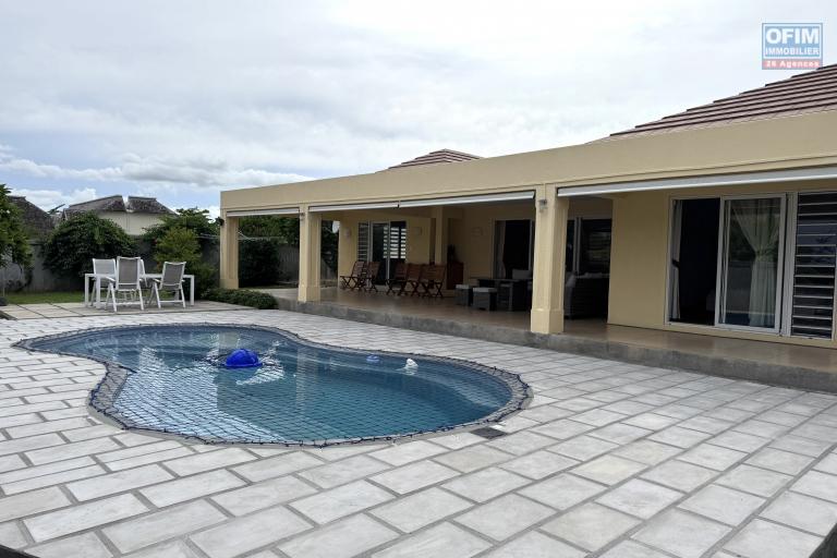  Tamarin à louer grande villa 3 chambres, 1 bureau, une piscine et un garage située dans un domaine sécurisé au calme.