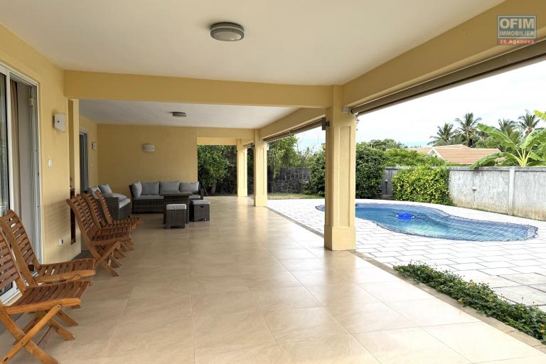 Tamarin à louer grande villa 3 chambres, 1 bureau, une piscine et un garage située dans un domaine sécurisé au calme.