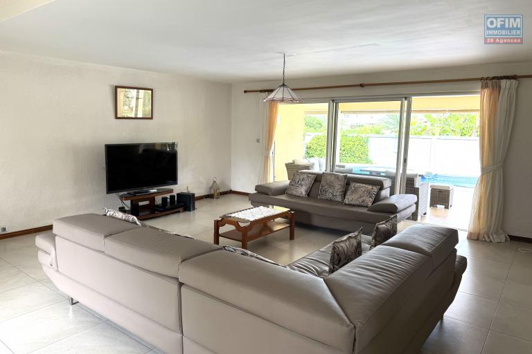  Tamarin à louer grande villa 3 chambres, 1 bureau, une piscine et un garage située dans un domaine sécurisé au calme.