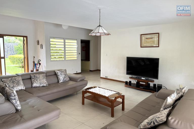  Tamarin à louer grande villa 3 chambres, 1 bureau, une piscine et un garage située dans un domaine sécurisé au calme.