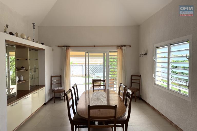  Tamarin à louer grande villa 3 chambres, 1 bureau, une piscine et un garage située dans un domaine sécurisé au calme.