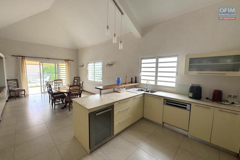  Tamarin à louer grande villa 3 chambres, 1 bureau, une piscine et un garage située dans un domaine sécurisé au calme.