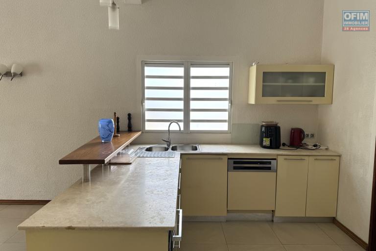  Tamarin à louer grande villa 3 chambres, 1 bureau, une piscine et un garage située dans un domaine sécurisé au calme.