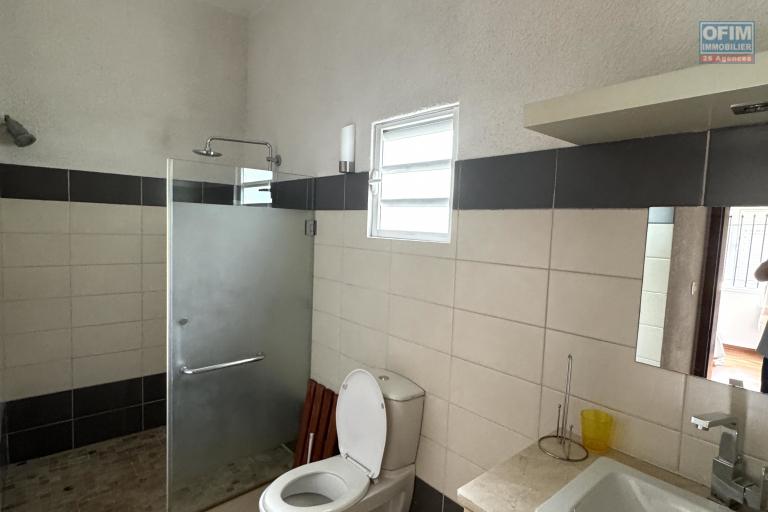  Tamarin à louer grande villa 3 chambres, 1 bureau, une piscine et un garage située dans un domaine sécurisé au calme.