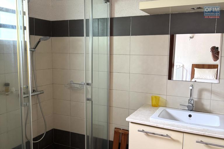  Tamarin à louer grande villa 3 chambres, 1 bureau, une piscine et un garage située dans un domaine sécurisé au calme.