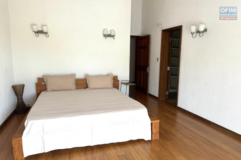  Tamarin à louer grande villa 3 chambres, 1 bureau, une piscine et un garage située dans un domaine sécurisé au calme.
