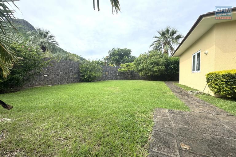  Tamarin à louer grande villa 3 chambres, 1 bureau, une piscine et un garage située dans un domaine sécurisé au calme.
