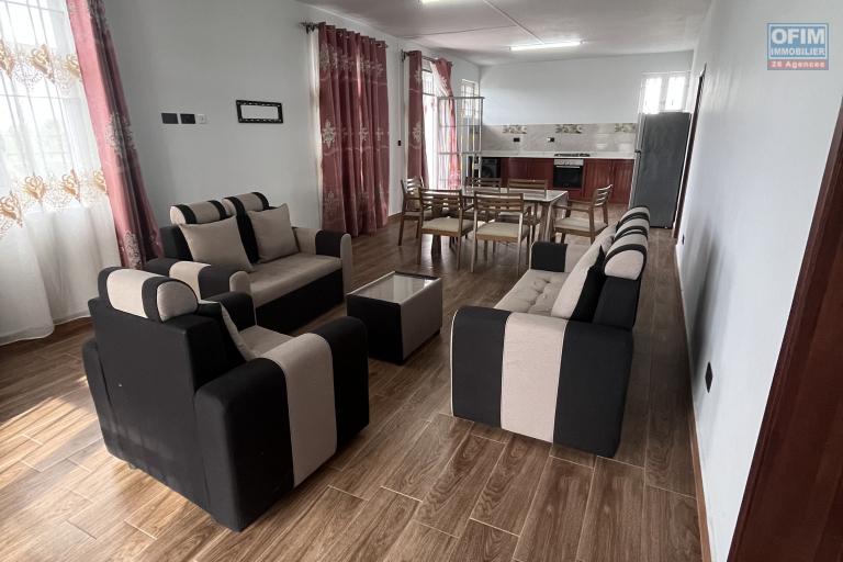Découvrez cet appartement neuf situé en rez-de-chaussée d'une villa sécurisée, idéalement placé à proximité de Calodyne et de la plage.