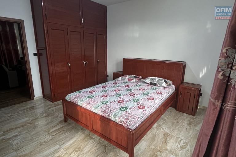 Découvrez cet appartement neuf situé en rez-de-chaussée d'une villa sécurisée, idéalement placé à proximité de Calodyne et de la plage.