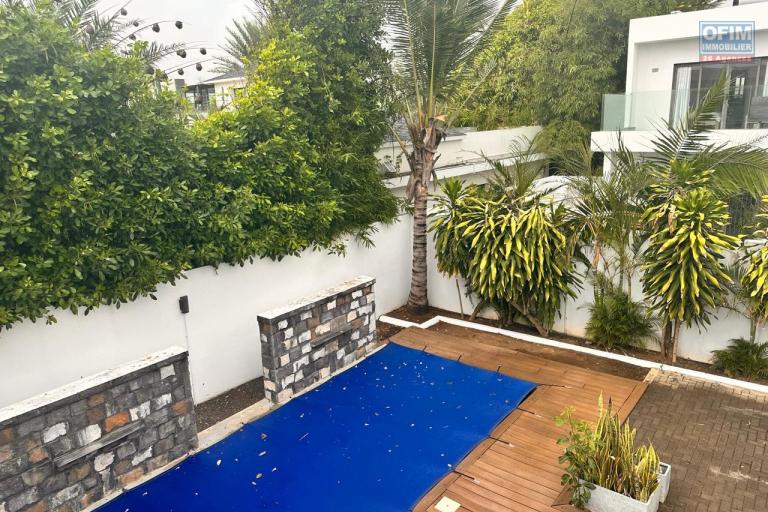 A vendre villa récente d’architecture contemporaine à proximité de Grand Baie dans une résidence sécurisée.