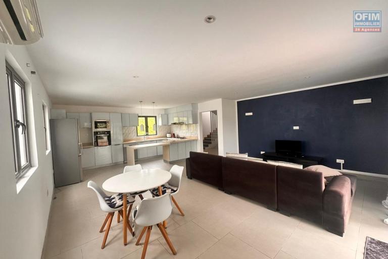 A vendre villa récente d’architecture contemporaine à proximité de Grand Baie dans une résidence sécurisée.