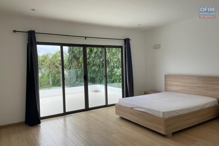 A vendre villa récente d’architecture contemporaine à proximité de Grand Baie dans une résidence sécurisée.