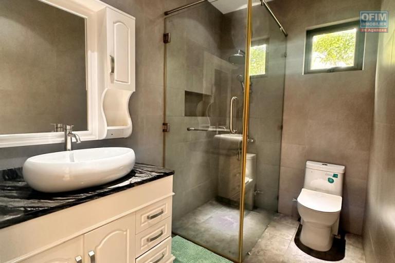 A vendre villa récente d’architecture contemporaine à proximité de Grand Baie dans une résidence sécurisée.