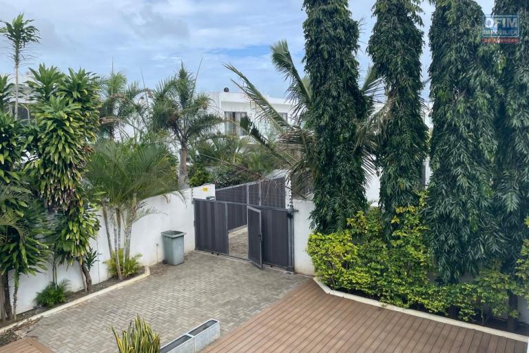 A vendre villa récente d’architecture contemporaine à proximité de Grand Baie dans une résidence sécurisée.