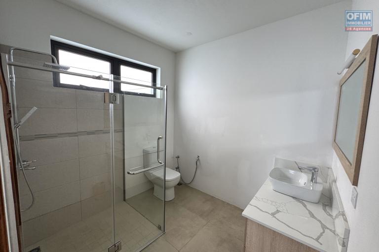 Flic en Flac à louer appartement 2 chambres avec 2 piscines situé dans une splendide résidence sécurisée à 500m de la plage et des commerces.