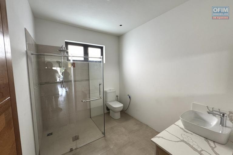 Flic en Flac à louer appartement 2 chambres avec 2 piscines situé dans une splendide résidence sécurisée à 500m de la plage et des commerces.