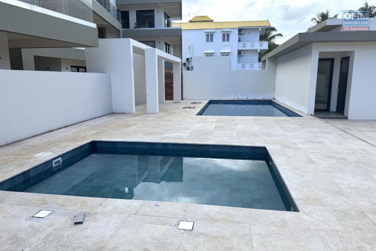 Flic en Flac à louer penthouse de  3 chambres avec 2 piscines situé dans une splendide résidence sécurisée à 500m de la plage et des commerces.