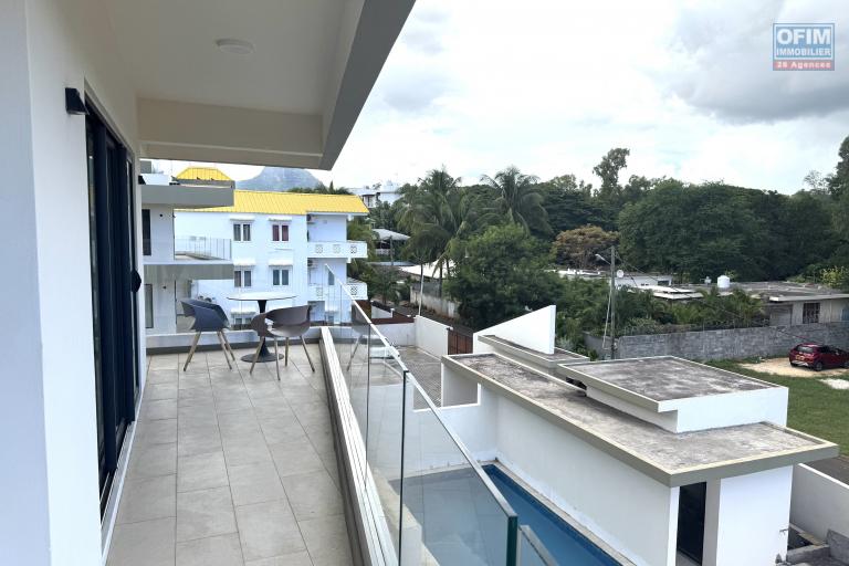 Flic en Flac à louer penthouse de  3 chambres avec 2 piscines situé dans une splendide résidence sécurisée à 500m de la plage et des commerces.