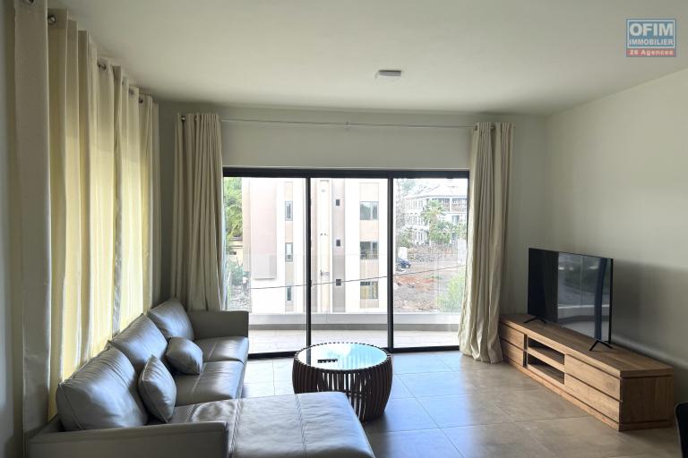 Flic en Flac à louer penthouse de  3 chambres avec 2 piscines situé dans une splendide résidence sécurisée à 500m de la plage et des commerces.