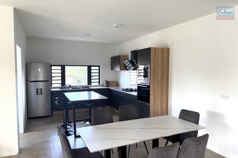 Flic en Flac à louer penthouse de  3 chambres avec 2 piscines situé dans une splendide résidence sécurisée à 500m de la plage et des commerces.