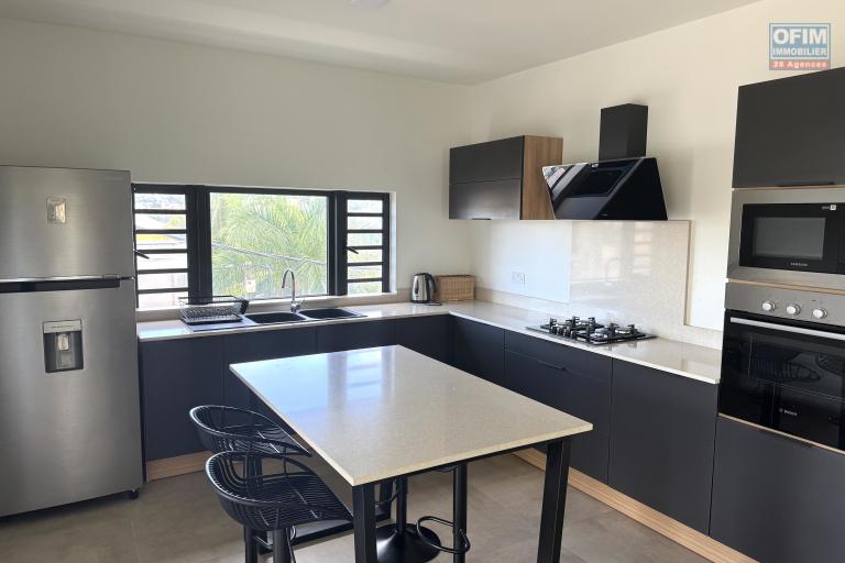 Flic en Flac à louer penthouse de  3 chambres avec 2 piscines situé dans une splendide résidence sécurisée à 500m de la plage et des commerces.