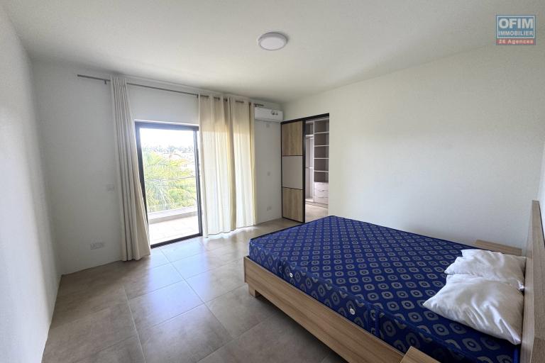 Flic en Flac à louer penthouse de  3 chambres avec 2 piscines situé dans une splendide résidence sécurisée à 500m de la plage et des commerces.