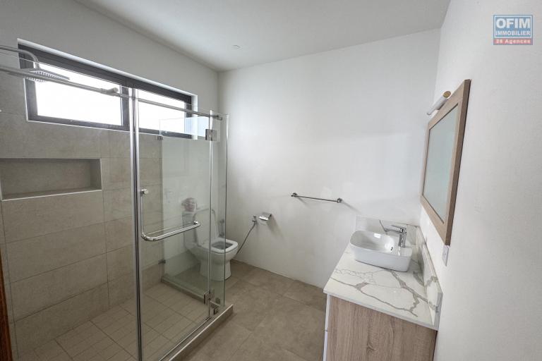 Flic en Flac à louer penthouse de  3 chambres avec 2 piscines situé dans une splendide résidence sécurisée à 500m de la plage et des commerces.