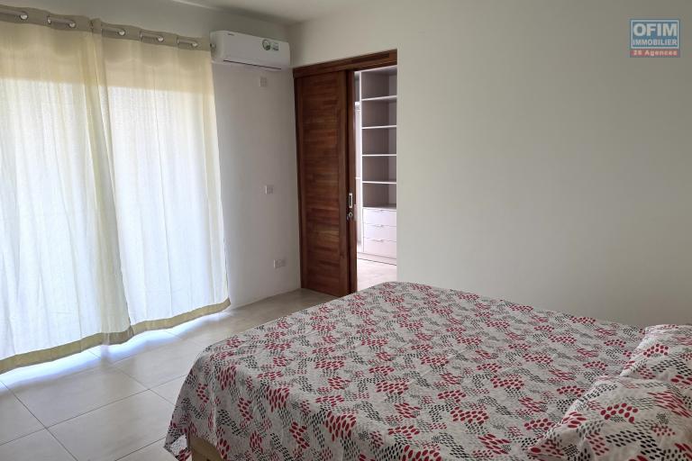 Flic en Flac à louer penthouse de  3 chambres avec 2 piscines situé dans une splendide résidence sécurisée à 500m de la plage et des commerces.