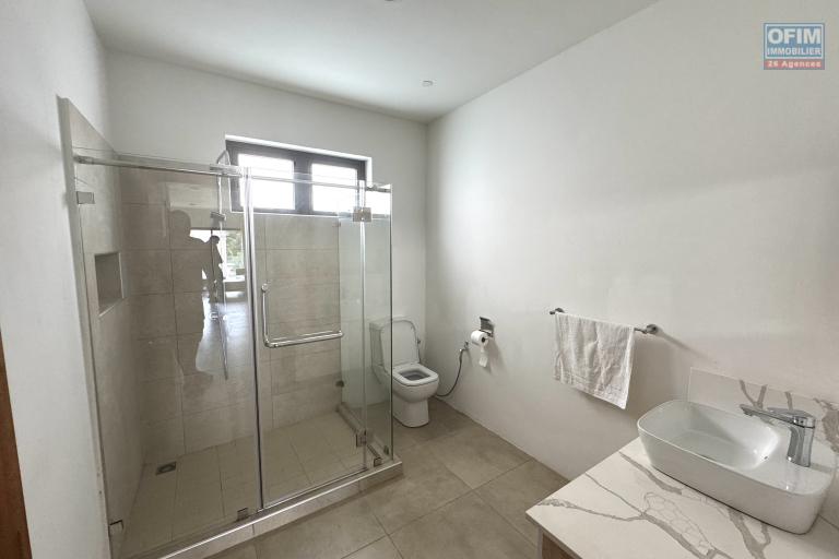 Flic en Flac à louer penthouse de  3 chambres avec 2 piscines situé dans une splendide résidence sécurisée à 500m de la plage et des commerces.