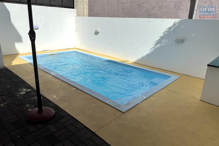 Flic en Flac à louer récente villa duplex 4 chambres avec piscine située dans un quartier résidentiel et calme.